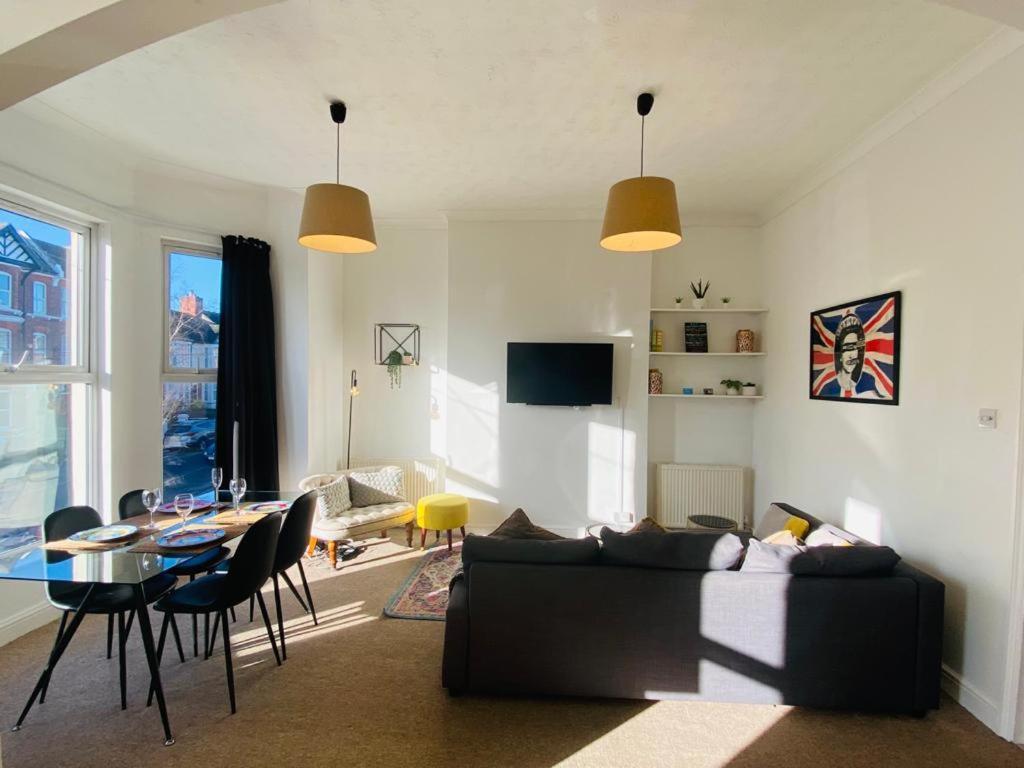 Unique Sea View Apartment Hastings Bagian luar foto